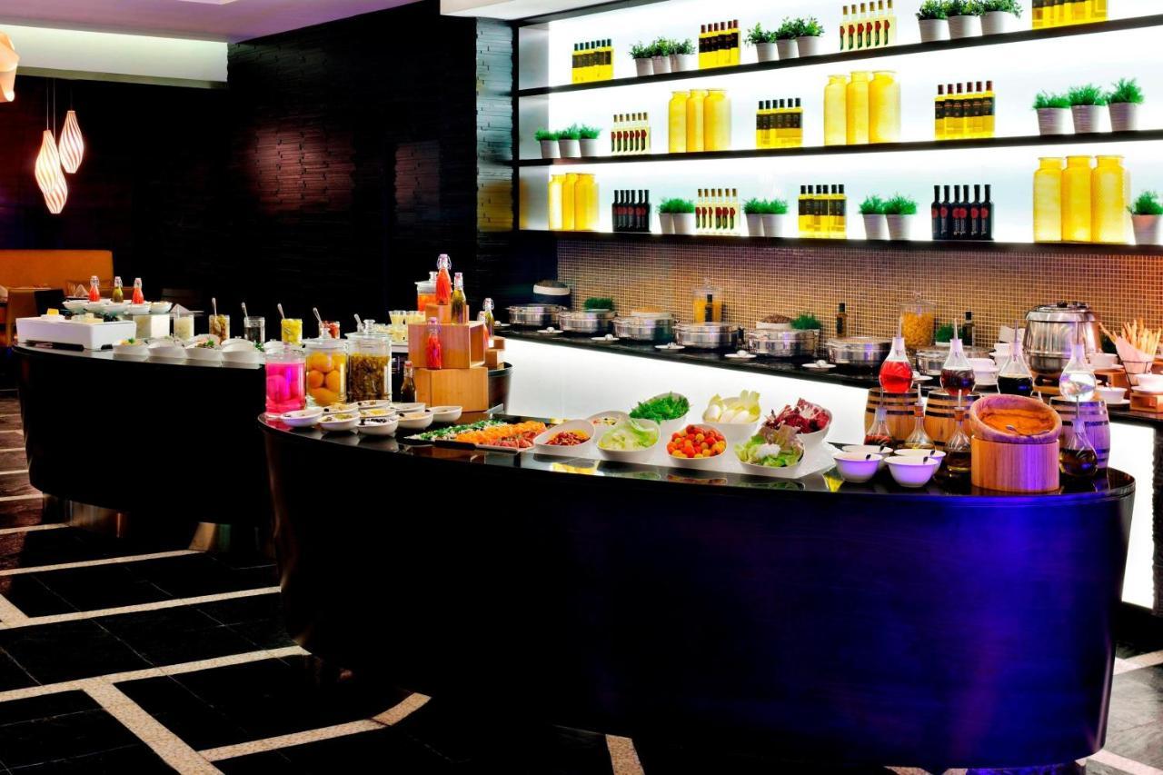 Marriott Executive Apartments Al Jaddaf, Dubai Exterior foto A buffet at a hotel