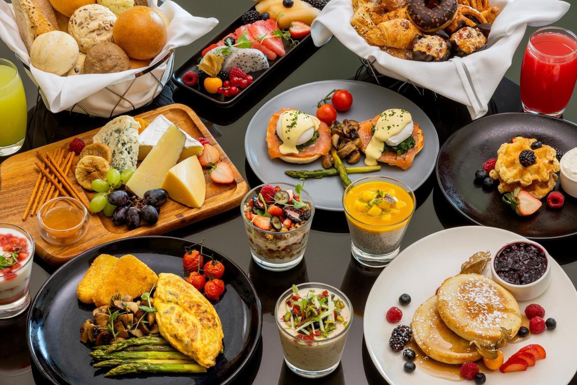 Marriott Executive Apartments Al Jaddaf, Dubai Exterior foto A selection of breakfast items